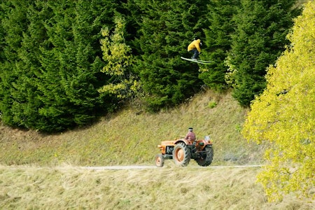 TRIKS? Candide Thovex lander på gress i den nye Audi-reklamen. Men er det ekte? Bilde: Skjermdump