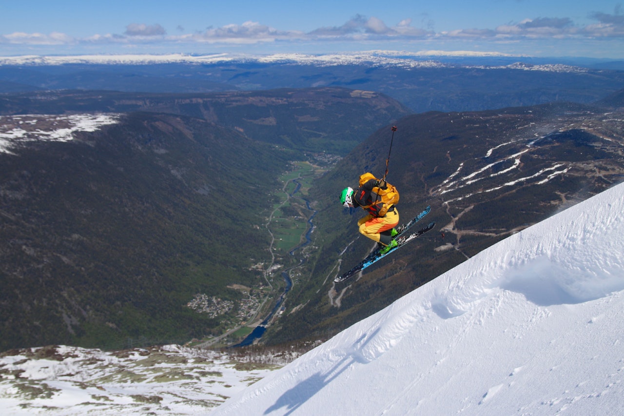 HØYT OVER SOMMEREN: I lavlandet i Telemark er det spå varmt at 11-åringer bader. Men til fjells –som på Gaustatoppen- er det skiføre! Foto: Kristian André Aalerud HØYT OVER SOMMEREN: I lavlandet i Telemark er det spå varmt at 11-åringer bader. Men til fjells –som på Gaustatoppen- er det skiføre! Foto: Kristian André Aalerud