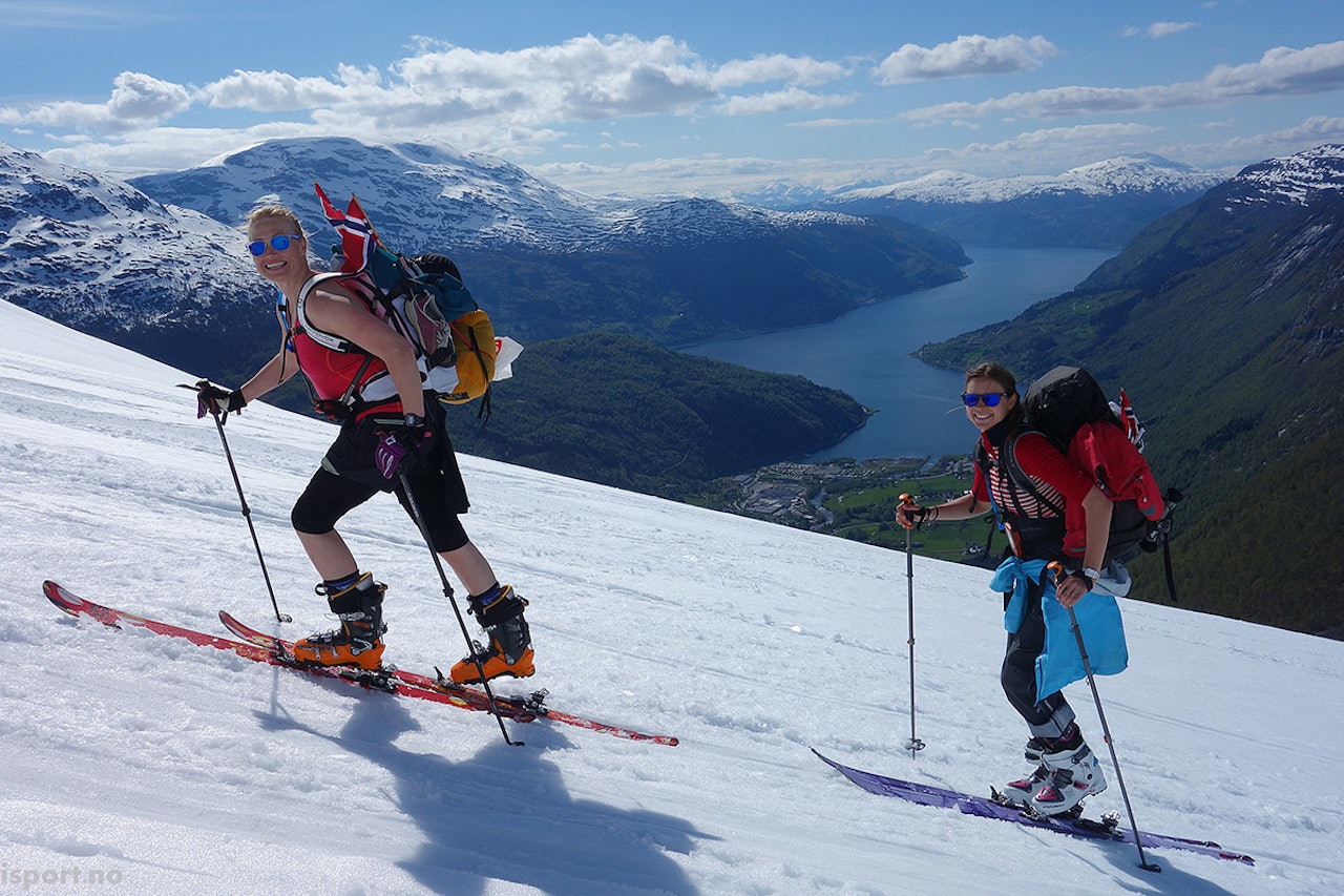 TOPPTUR: Flagget ble båret til topps på Folven Randonee Festival. Foto: Tommy Aslaksen TOPPTUR: Flagget ble båret til topps på Folven Randonee Festival. Foto: Tommy Aslaksen