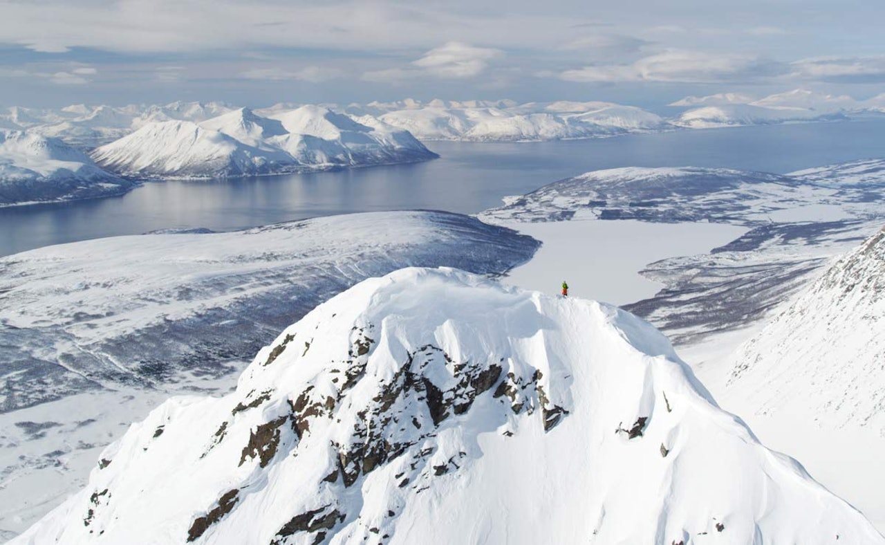 FORLOKKENDE BILDER: Politikerne på Nordvestlandet drømmer om å vise frem kommunene på denne måten i neste film fra Field Productions, og sier klart ja til helikopterbruk i vinter for å spille inn filmen. Foto: Filip Christensen