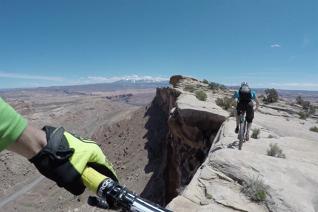 KANT: Her er det 120 meter ned på venstresiden. Foto: Skjermdump KANT: Her er det 120 meter ned på venstresiden. Foto: Skjermdump