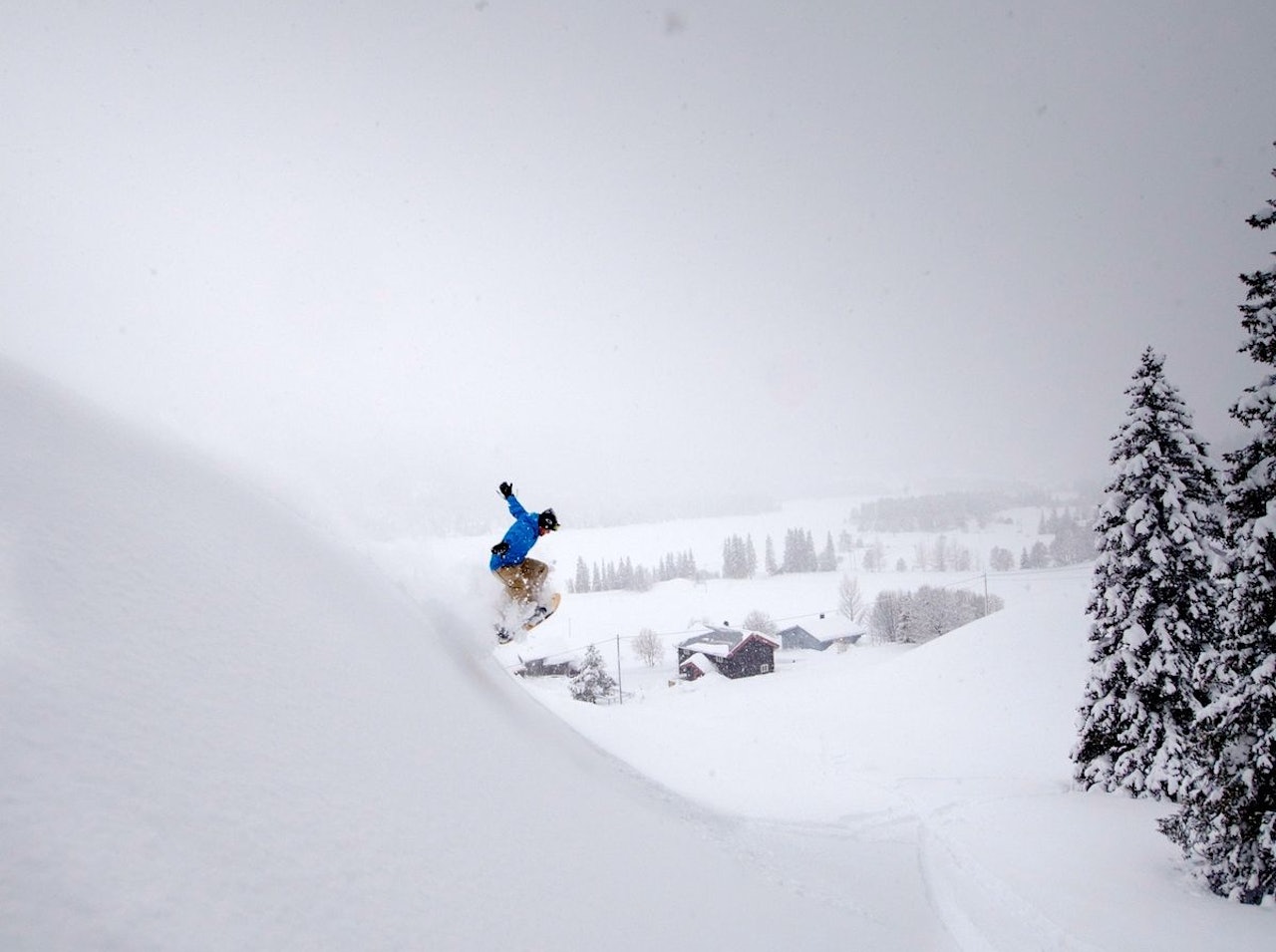 LEK: Med god snø er puddersurfing lett å lære. Foto: Bjarte Hestdalen. LEK: Med god snø er puddersurfing lett å lære. Foto: Bjarte Hestdalen.