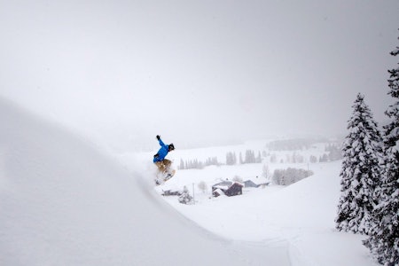 LEK: Med god snø er puddersurfing lett å lære. Foto: Bjarte Hestdalen. LEK: Med god snø er puddersurfing lett å lære. Foto: Bjarte Hestdalen.