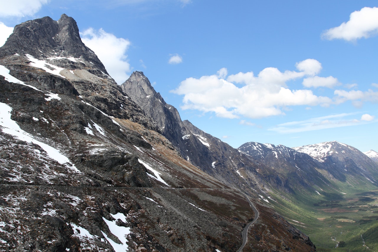 LØSNER: Statens Vegvesen venter på snøskred fra Bispen, som du ser til venstre på bildet. Bildet tatt i 2013. Foto: Tore Meirik LØSNER: Statens Vegvesen venter på snøskred fra Bispen, som du ser til venstre på bildet. Bildet tatt i 2013. Foto: Tore Meirik