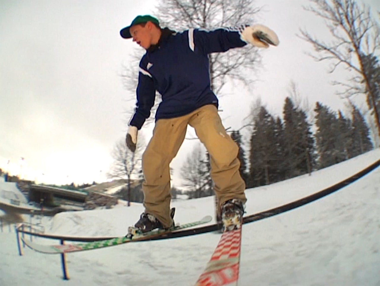 MED: Sig Tveit ødela kneet under innspillinga, men han har noen fete shots i :) likevel -blant annet det første i teaseren. MED: Sig Tveit ødela kneet under innspillinga, men han har noen fete shots i :) likevel -blant annet det første i teaseren.