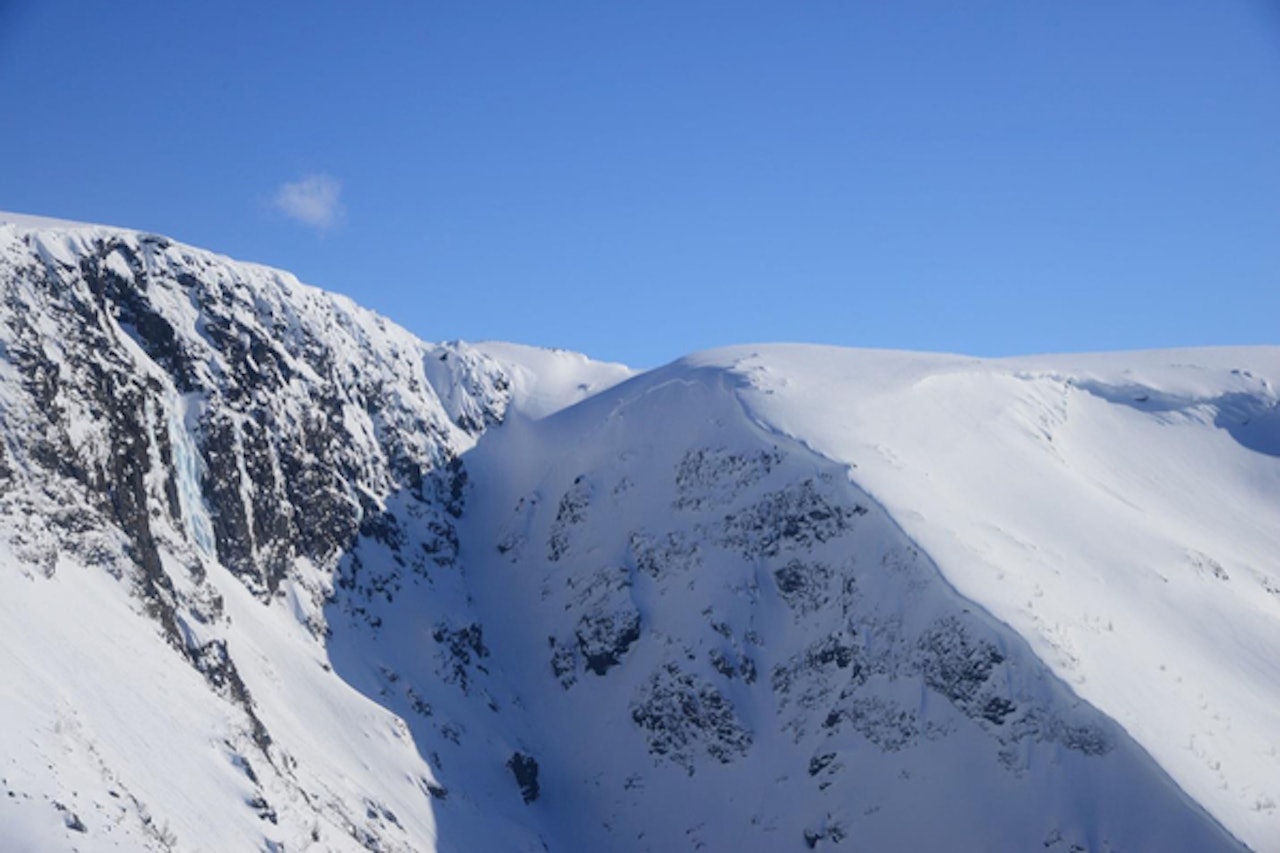 SKRED: Bruddkant i skyggen under kulen ca. midt i bildet. Foto: NVE SKRED: Bruddkant i skyggen under kulen ca. midt i bildet. Foto: NVE