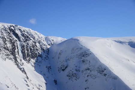 SKRED: Bruddkant i skyggen under kulen ca. midt i bildet. Foto: NVE SKRED: Bruddkant i skyggen under kulen ca. midt i bildet. Foto: NVE