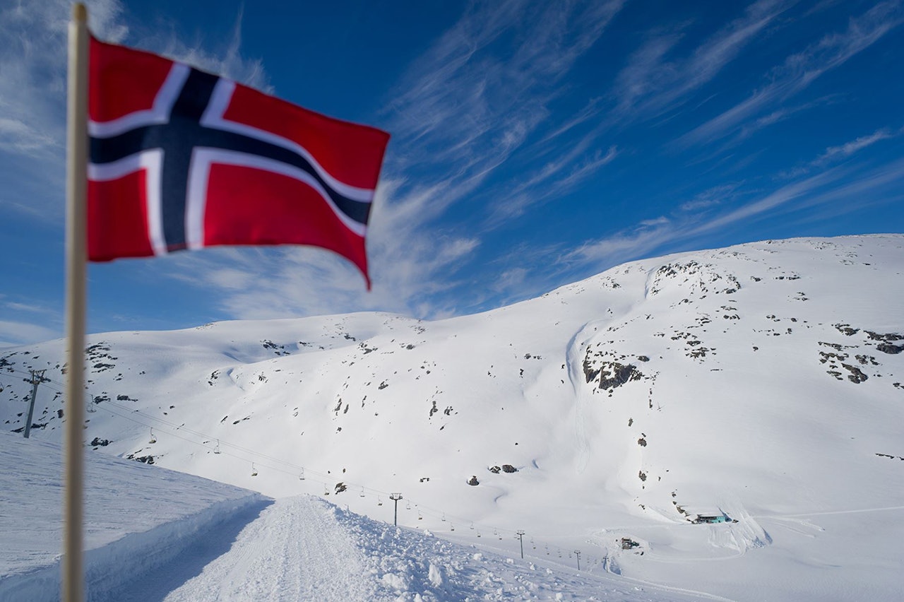 STRYN SOMMERSKI SØNDAG: Slik så det ut på Stryn sommerskisenter nasjonaldagen. Masse snø legger endelig til rette for en lang og god sommersesong på Stryn. Foto: Emil Eriksson STRYN SOMMERSKI SØNDAG: Slik så det ut på Stryn sommerskisenter nasjonaldagen. Masse snø legger endelig til rette for en lang og god sommersesong på Stryn. Foto: Emil Eriksson
