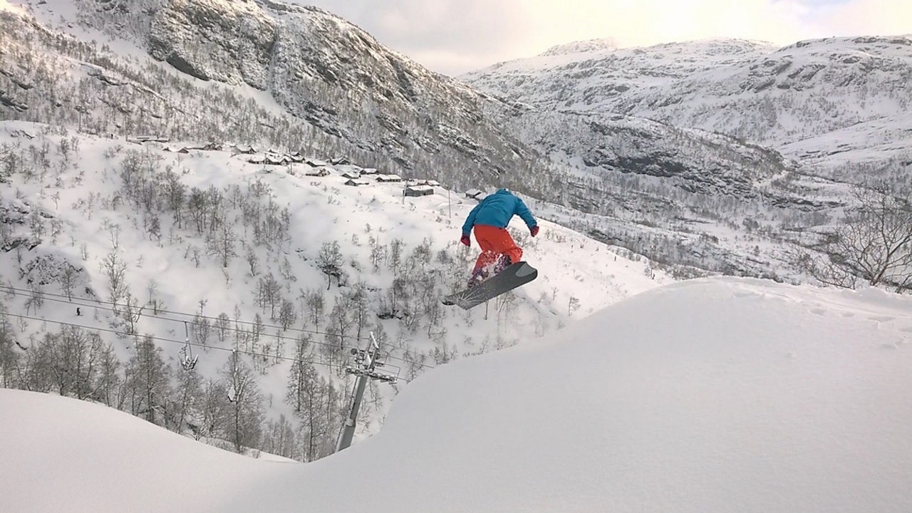 Arild Gravdal setter utfor under en pause i vinterens snøvær i Eikedalen. Arild Gravdal setter utfor under en pause i vinterens snøvær i Eikedalen.