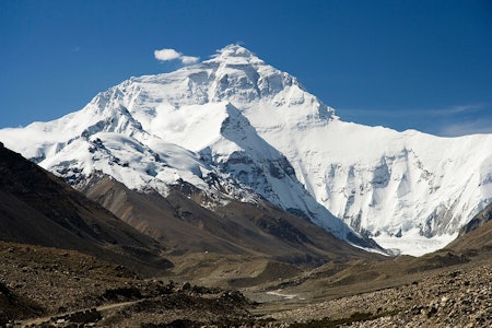 OPP: Nå skal fjellklatrere på nytt forsøke seg opp Mount Everest. BIldet viser nordsiden. Foto: Wikipedia Commons