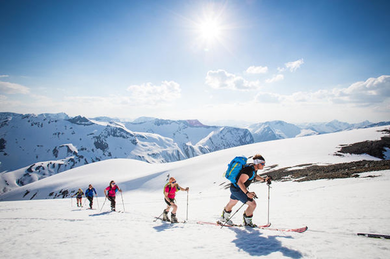SOL: Man kan trygt kaste klærne på vei opp Sunnmørsalpene. Foto: Håvard Myklebust SOL: Man kan trygt kaste klærne på vei opp Sunnmørsalpene. Foto: Håvard Myklebust