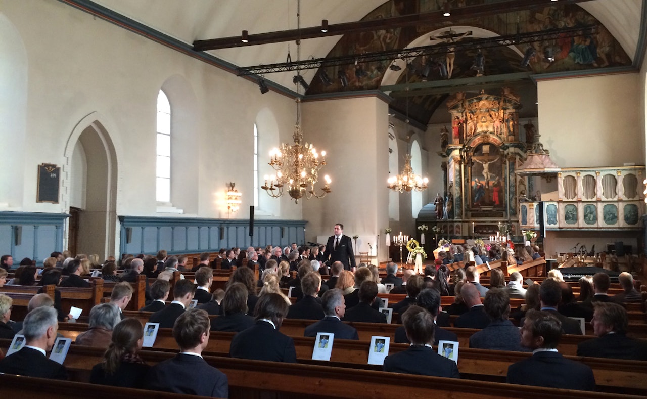 SAMLET I SORGEN: Allerede tre kvarter før bisettelsen startet var Vår Frue Kirke i Trondheim i ferd med å bli full av Benjamins slekt, kolleger, turkamerater og venner fra fjærn og nær. Foto: Tore Meirik SAMLET I SORGEN: Allerede tre kvarter før bisettelsen startet var Vår Frue Kirke i Trondheim i ferd med å bli full av Benjamins slekt, kolleger, turkamerater og venner fra fjærn og nær. Foto: Tore Meirik