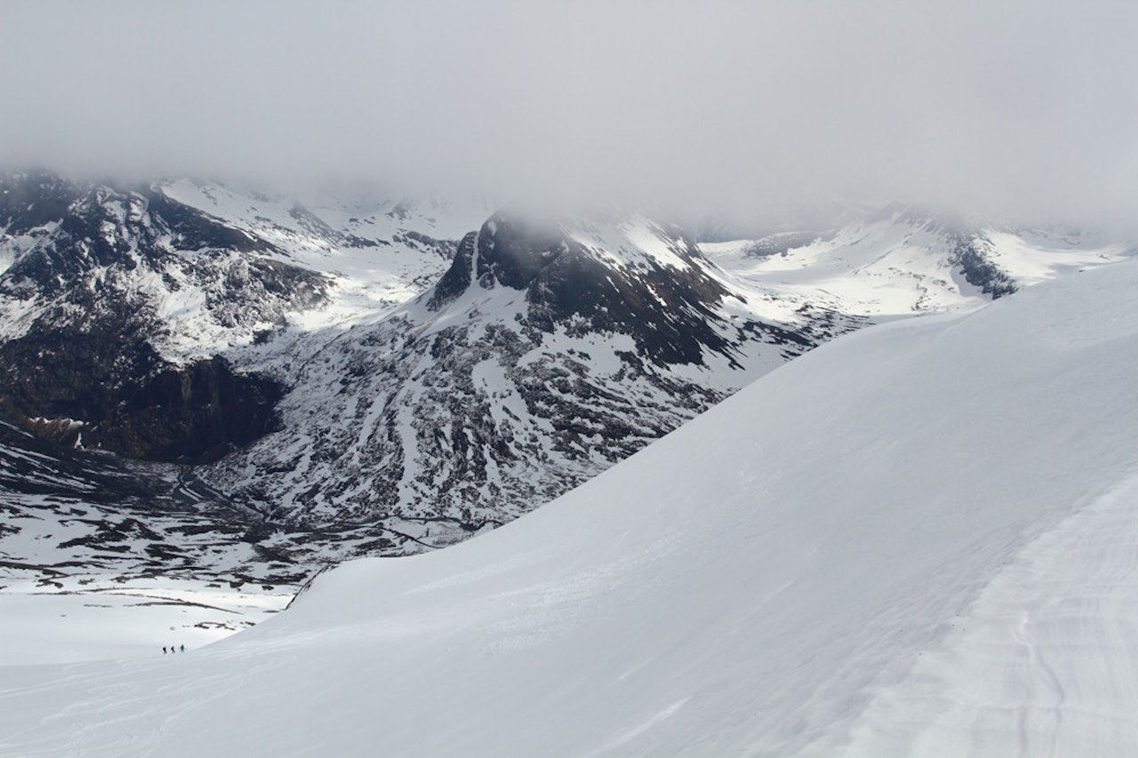 ENKLERE TILGANG: Dette bildet er tatt nesten fra toppen av Alnestind –og Trollstigveien ser du nederst til venstre for midten av bildet. Arkivfoto: Tore Meirik ENKLERE TILGANG: Dette bildet er tatt nesten fra toppen av Alnestind –og Trollstigveien ser du nederst til venstre for midten av bildet. Arkivfoto: Tore Meirik