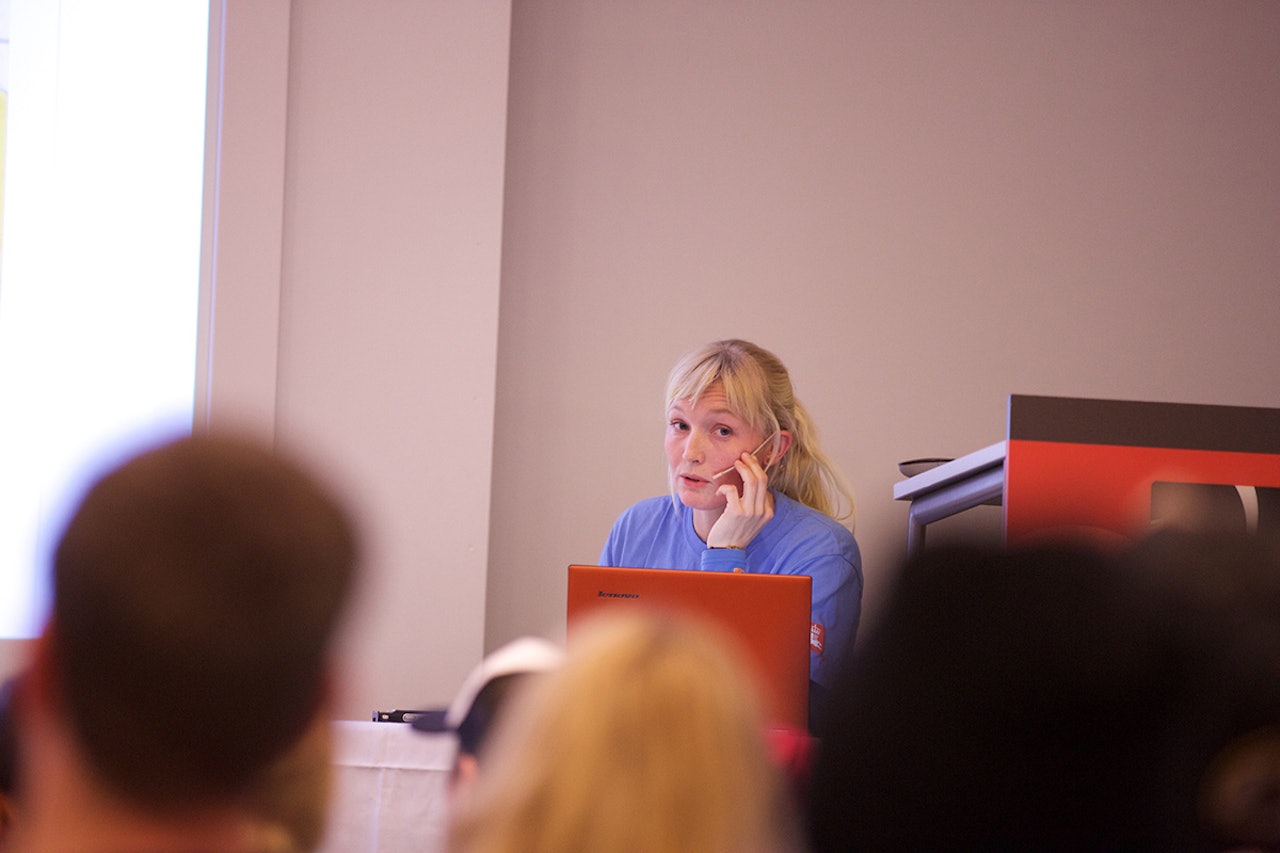 INTERESSE: Sogndal viste en enorm interesse for skredlæring under skredkvelden. Her med foredragsholder Birgit Rustad. Foto: Håvard Nesbø INTERESSE: Sogndal viste en enorm interesse for skredlæring under skredkvelden. Her med foredragsholder Birgit Rustad. Foto: Håvard Nesbø