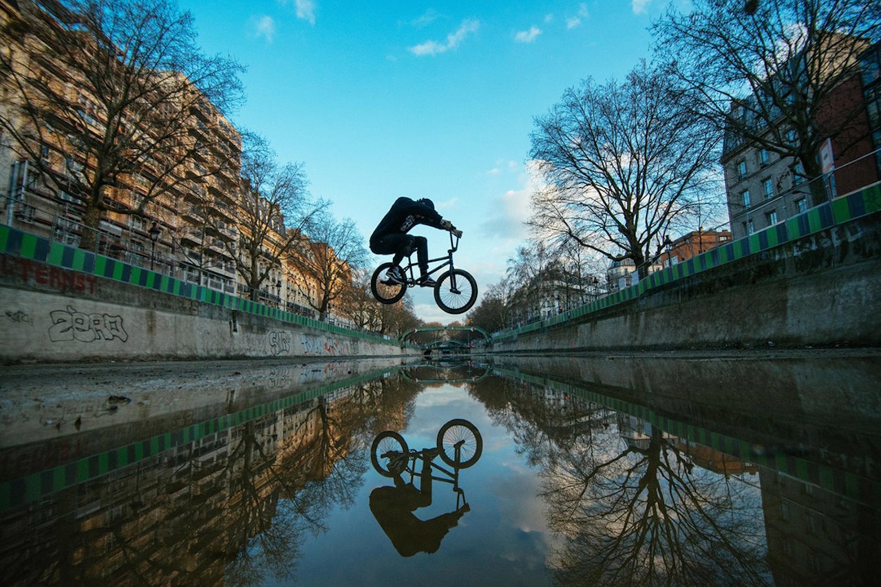 KANAL: Slik så det ut da han syklet i kanalen. Foto: Hadrien Picard / Red Bull