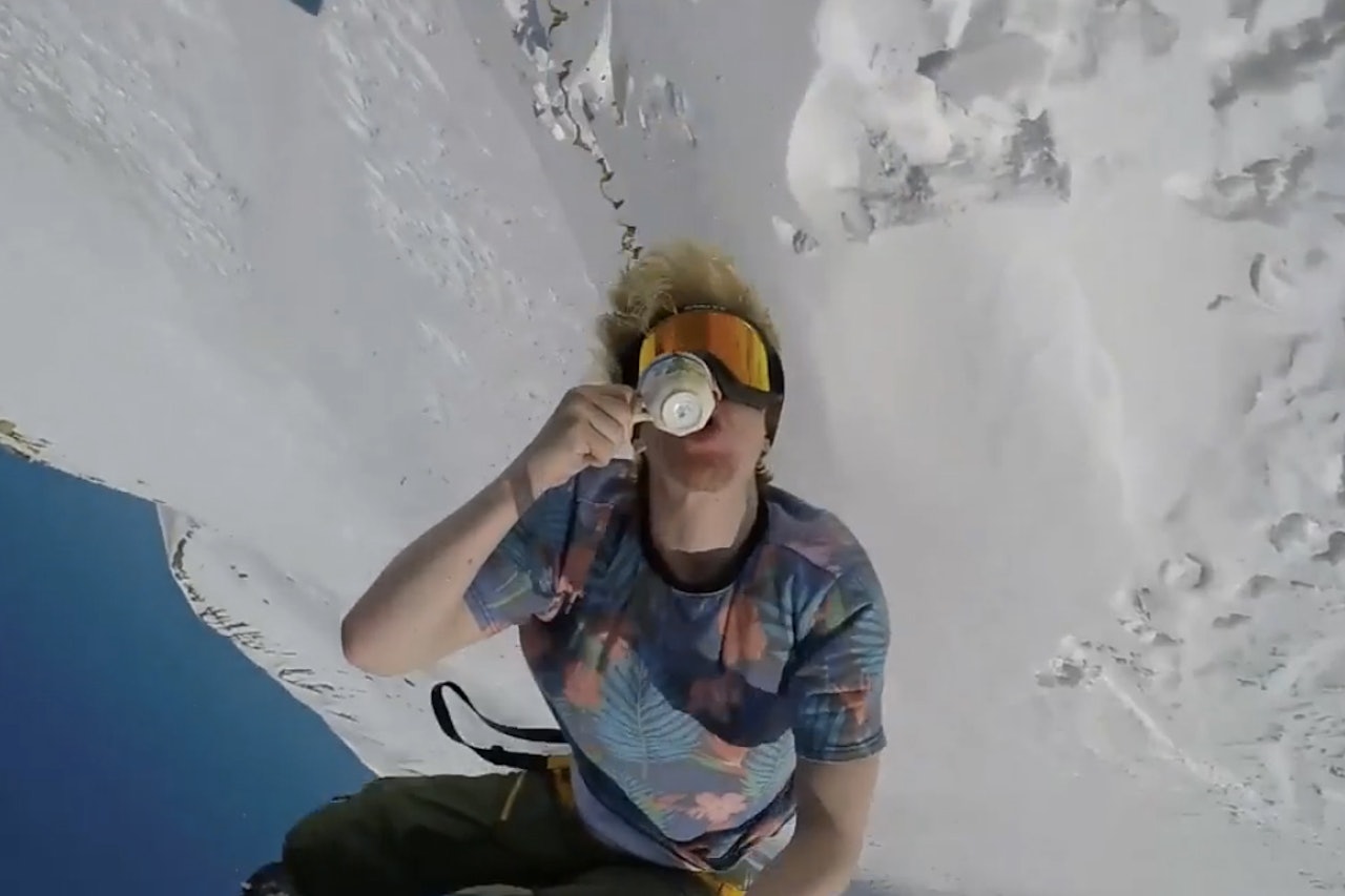 BACKFLIP: Mens Stian er midt i svevet. Foto: Skjermdump BACKFLIP: Mens Stian er midt i svevet. Foto: Skjermdump