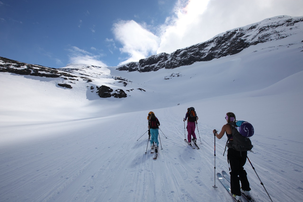 FARE: Unngå bratt terreng, er rådet fra Varsom. Her fra et tidligere år på Steindalsnosi. Foto: Dag Hagen FARE: Unngå bratt terreng, er rådet fra Varsom. Her fra et tidligere år på Steindalsnosi. Foto: Dag Hagen