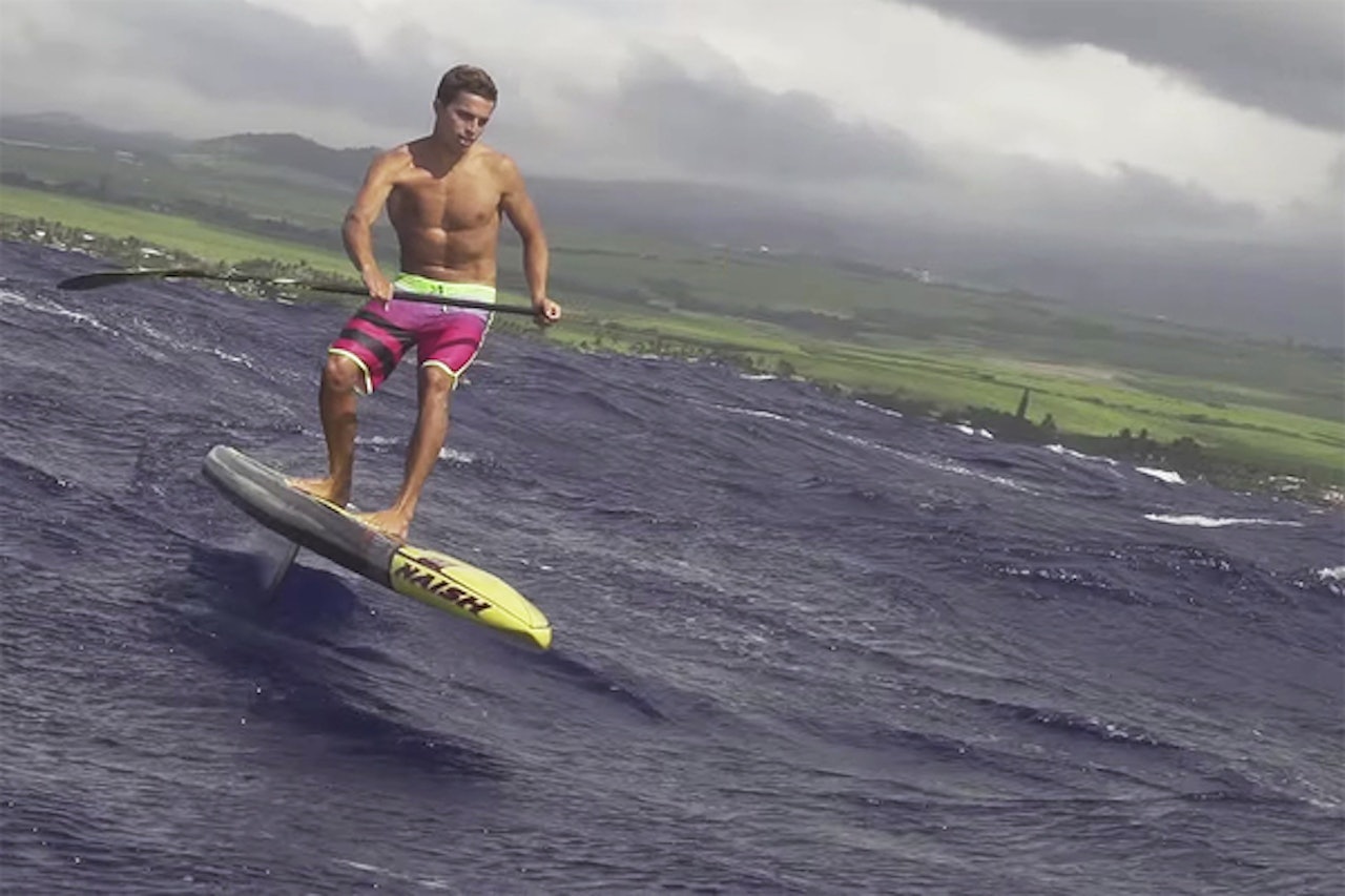 SUP: Slik så det ut da Kai Lenny satte å en hydro foil på et SUP-brett. Foto: Skjermdump SUP: Slik så det ut da Kai Lenny satte å en hydro foil på et SUP-brett. Foto: Skjermdump