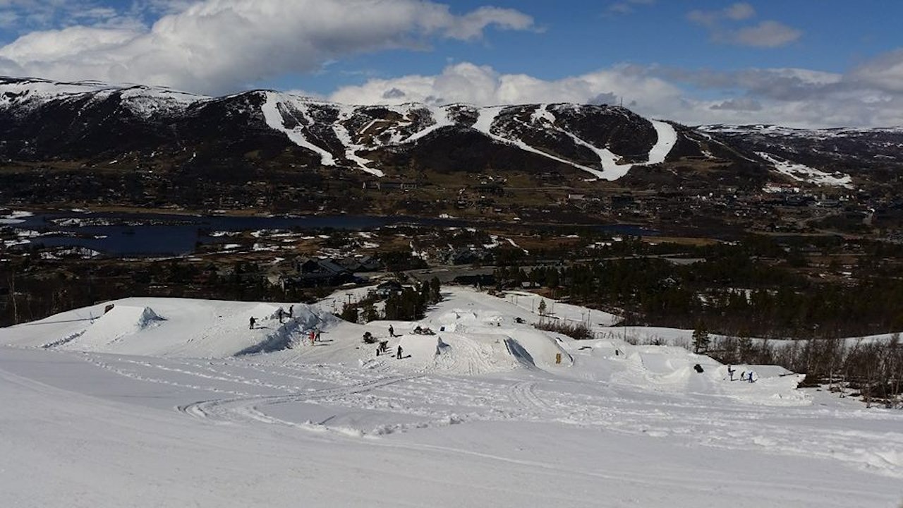 FULL AKTIVITET: Elever fra NTG Geilo hjelper til med parkbygginga. Foto: Clint Butcher FULL AKTIVITET: Elever fra NTG Geilo hjelper til med parkbygginga. Foto: Clint Butcher