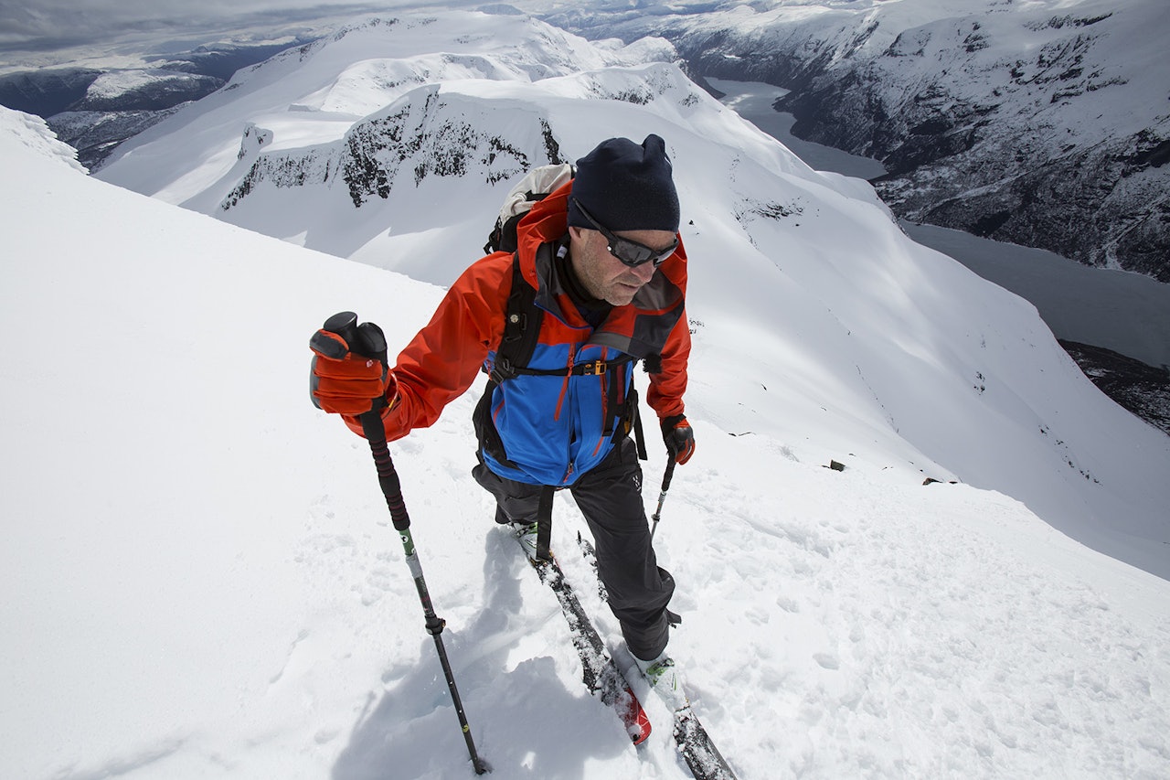 GREIE UTSIKTER: Bård Smestad var blidere enn han ser ut til på bildet på vei opp til Hesten. Bilde: Christian Nerdrum GREIE UTSIKTER: Bård Smestad var blidere enn han ser ut til på bildet på vei opp til Hesten. Bilde: Christian Nerdrum