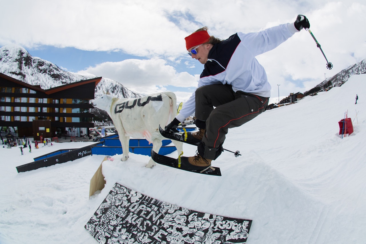 RUTINERT: Johan Berg gikk stort på små ski, og det meldes at han klarte 360. Her gjør han en stilig nosegrab. Foto: Tore Meirik RUTINERT: Johan Berg gikk stort på små ski, og det meldes at han klarte 360. Her gjør han en stilig nosegrab. Foto: Tore Meirik
