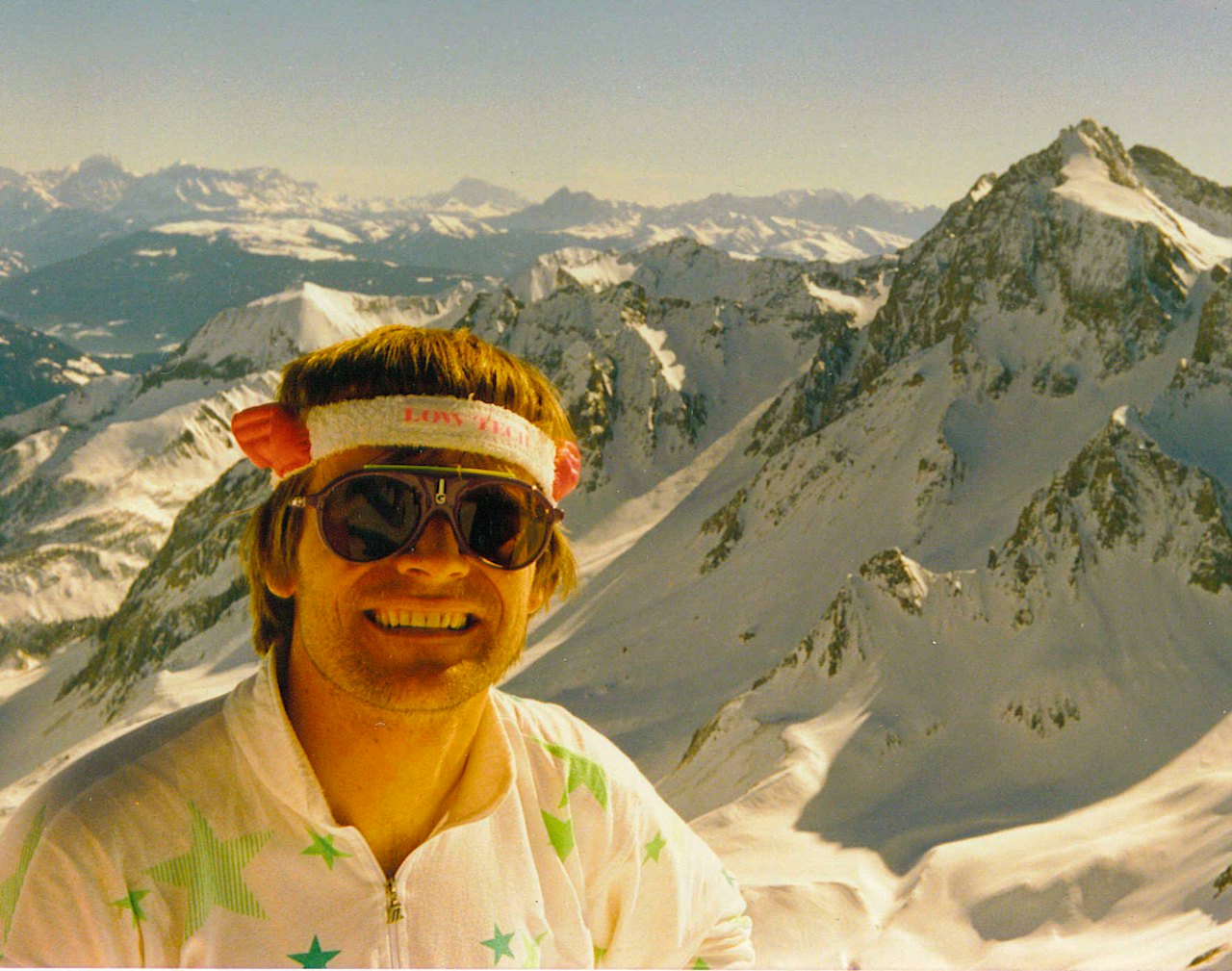 MED VINGER: Ville du kjørt på en binding fra denne mannens kjeller? Foto: Privat MED VINGER: Ville du kjørt på en binding fra denne mannens kjeller? Foto: Privat