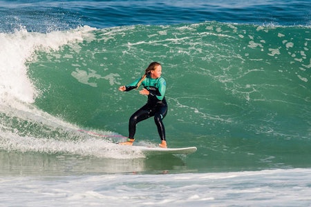 SURF: Sara Bianca Gilje vil skape et surfe-nettverk for jenter. Her surfer hun i Portugal. Foto: Pedro Mestre