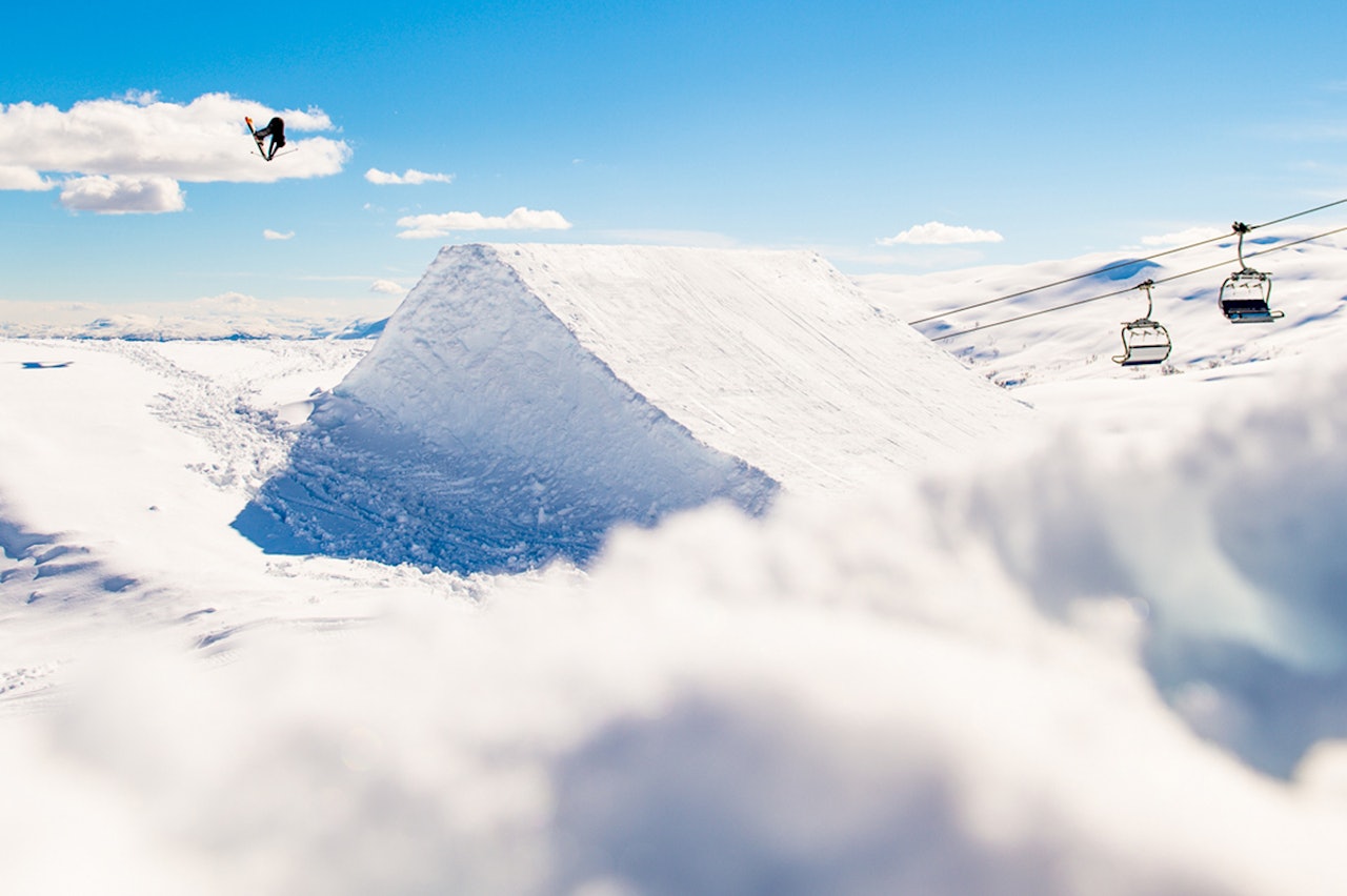 ÅPNER IGJEN: Skianlegget i Myrkdalen hadde stengt for sesongen, men med rekordmye snø og en fet park på plass velger de å åpne igjen denne helgen. Og: Har du sesongkort –fra hvilket som helst skisenter- så kjører du gratis. Foto: Sverre Hjørnevik