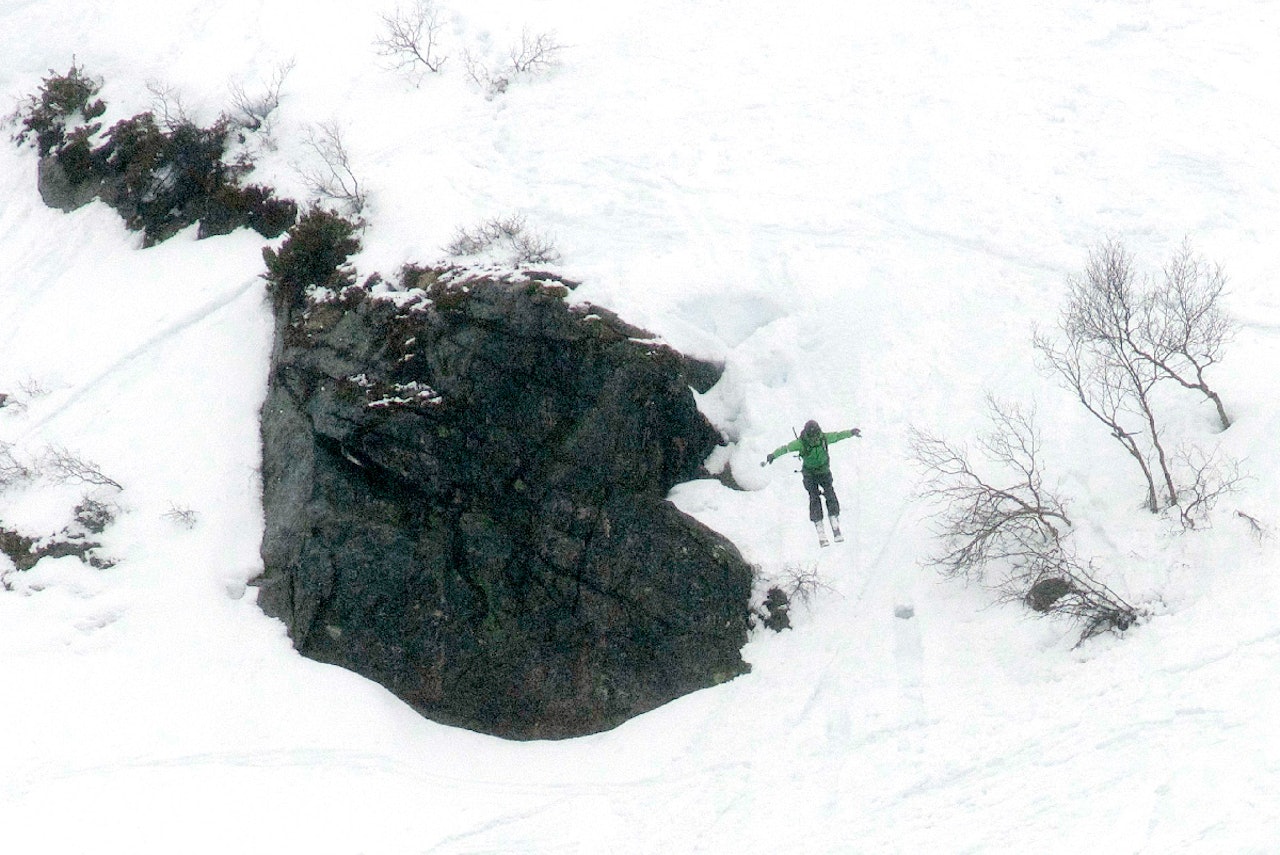 SEIERHERRE: Harald Otterstad var oppe to ganger, og dette klippehoppet var med og sikra han seieren i Sunnfjord Freeride Jam. Foto: Ivar Høyvik