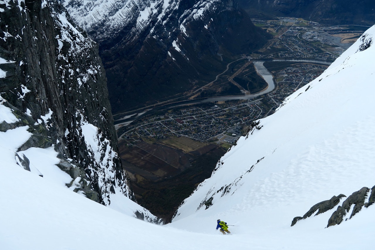 STOR, LANG OG BRATT: Furuveita er ei renne som går nesten ned til Sunndalsøra sentrum –og som krever sitt av de som kjører ned den på ski. Bård Smestad og Morten Eilifsen (bildet) var der i helgen. Foto: Bård Smestad STOR, LANG OG BRATT: Furuveita er ei renne som går nesten ned til Sunndalsøra sentrum –og som krever sitt av de som kjører ned den på ski. Bård Smestad og Morten Eilifsen (bildet) var der i helgen. Foto: Bård Smestad