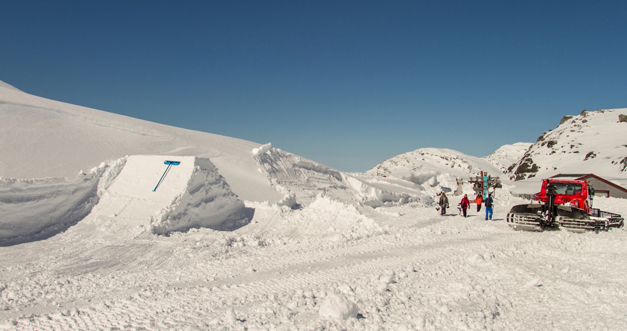 FONNA NÅ: Enorme snømengder og en overivrig parkbygger. Det lover godt for sommersesongen på Folgefonna. Foto: Jan Petter Svendal FONNA NÅ: Enorme snømengder og en overivrig parkbygger. Det lover godt for sommersesongen på Folgefonna. Foto: Jan Petter Svendal