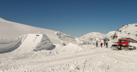 FONNA NÅ: Enorme snømengder og en overivrig parkbygger. Det lover godt for sommersesongen på Folgefonna. Foto: Jan Petter Svendal