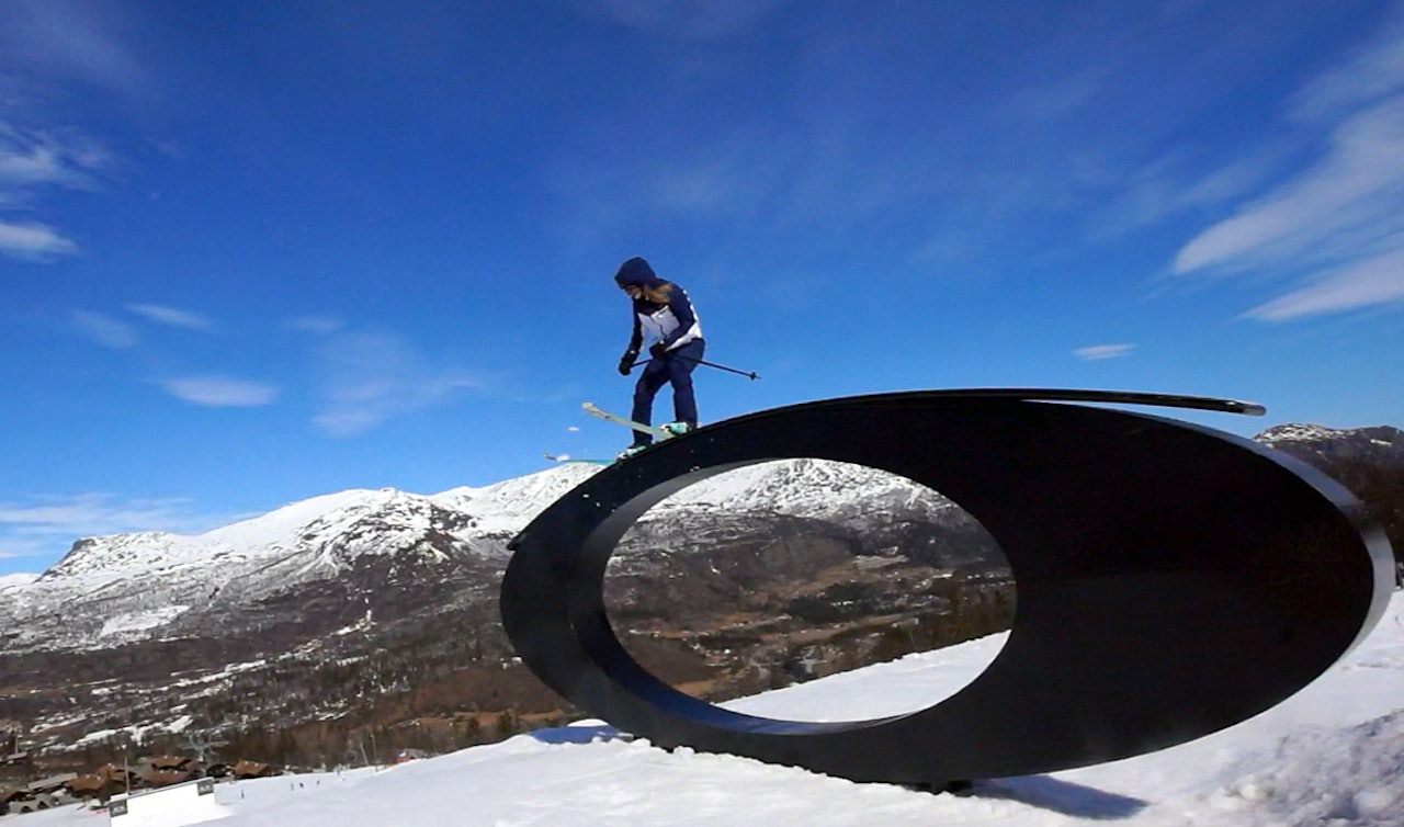 SUPERSTJERNA: Johanne Killi er en av Norges beste kvinnelige jibbere. Forrige helg shredda hun med 20 andre jenter i Hemsedal. Foto: Anne Jorunn Tysseland SUPERSTJERNA: Johanne Killi er en av Norges beste kvinnelige jibbere. Forrige helg shredda hun med 20 andre jenter i Hemsedal. Foto: Anne Jorunn Tysseland