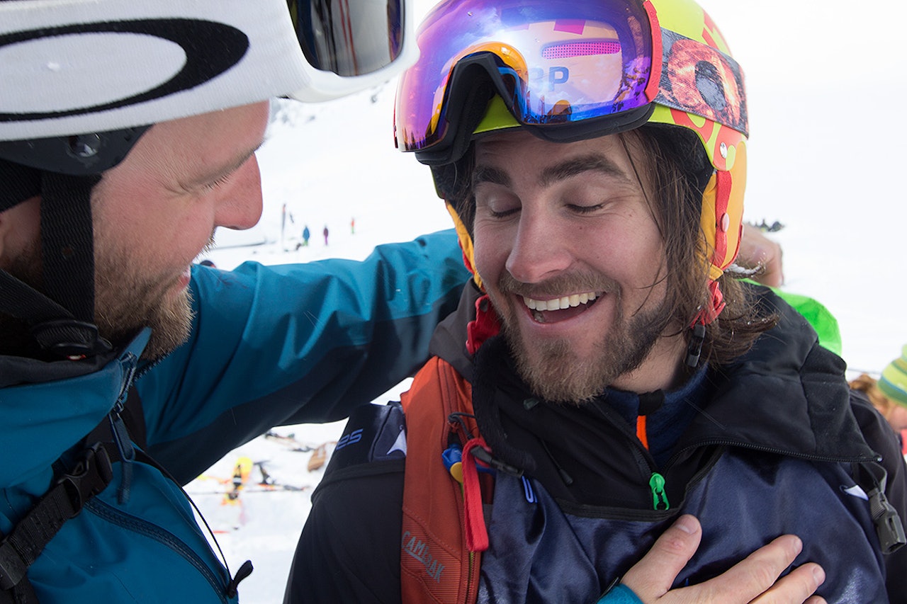 LETTET: Dennis Risvoll forteller at det fort kunne godt galt. Her får han en klapp på skulderen fra frikjøringskollega Bård Øymar. Foto: Anders Holtet LETTET: Dennis Risvoll forteller at det fort kunne godt galt. Her får han en klapp på skulderen fra frikjøringskollega Bård Øymar. Foto: Anders Holtet