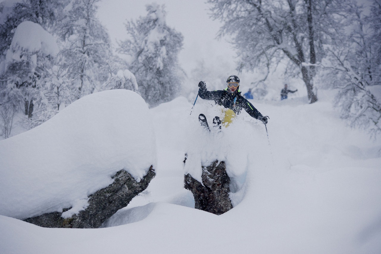 DYPESTE NOENSINNE? Flere locals i Sogndal mener de ikke har opplevd makan til sesongstart i saftbygda. Det laver ned snø, og ser ikke ut til å stoppe med det første. Sondre Lindkjølen liker sånt. Foto: Bård Basberg DYPESTE NOENSINNE? Flere locals i Sogndal mener de ikke har opplevd makan til sesongstart i saftbygda. Det laver ned snø, og ser ikke ut til å stoppe med det første. Sondre Lindkjølen liker sånt. Foto: Bård Basberg