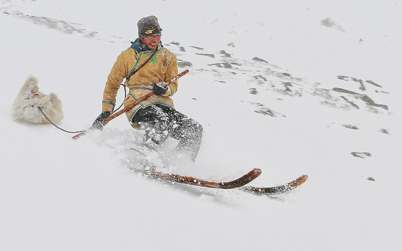 SKIHISTORIE: Ma Ligin demonstrerer gamle ski på Lom Skifestival. Foto: Espen Finstad