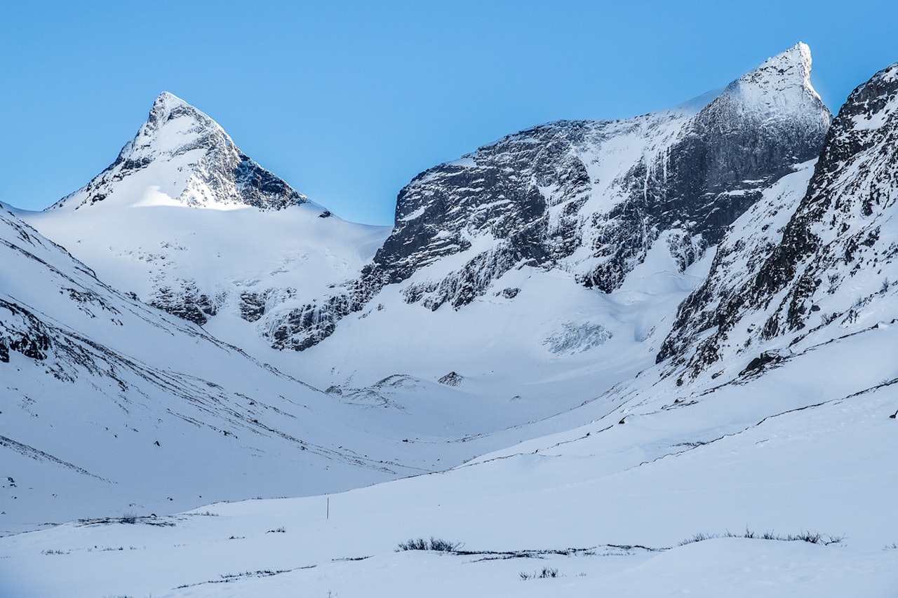 SPRUKKEN: Isbreen på Store Ringstind –og andre breer i Hurrungane- har flere synlige sprekker enn tidligere, og det advares mot uforsiktig ferdsel på breen. Foto: Håvard Nesbø