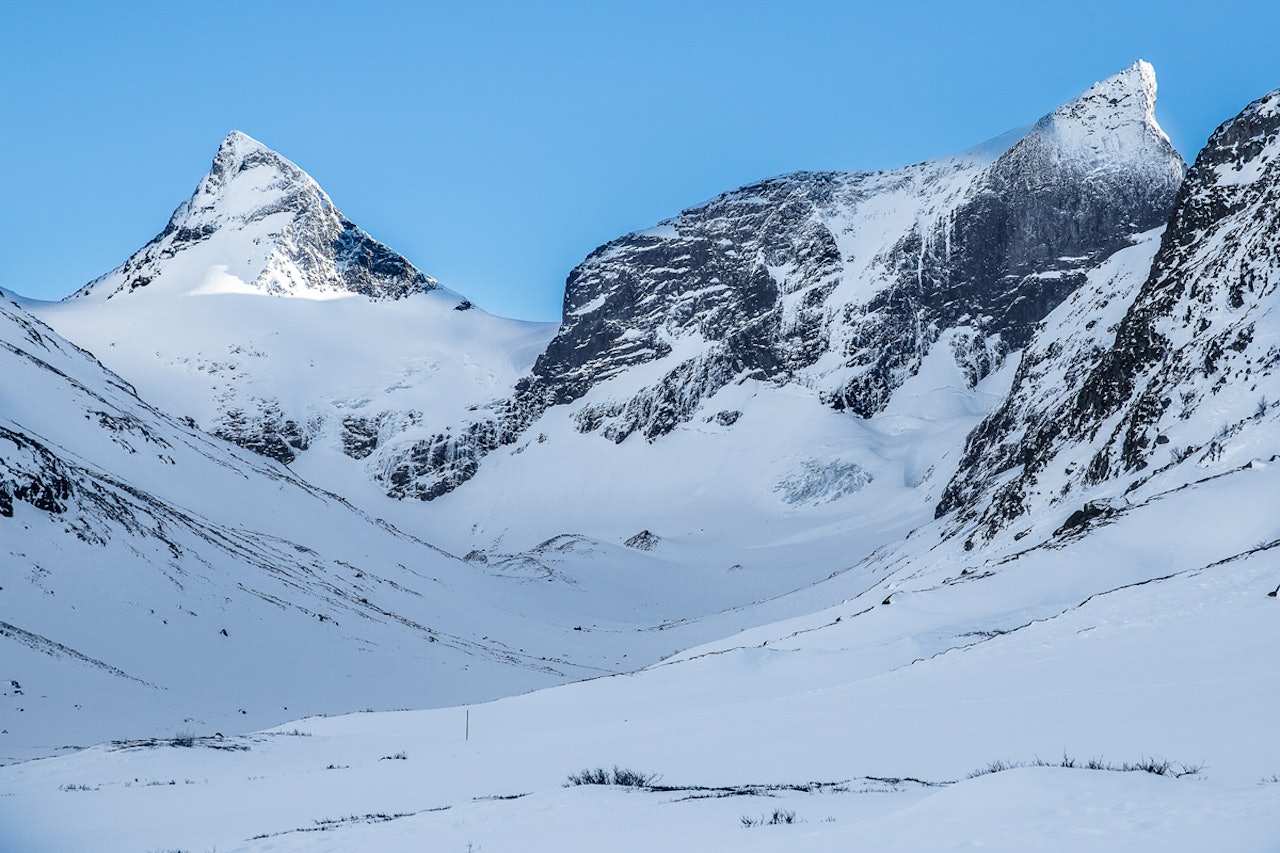 SPRUKKEN: Isbreen på Store Ringstind –og andre breer i Hurrungane- har flere synlige sprekker enn tidligere, og det advares mot uforsiktig ferdsel på breen. Foto: Håvard Nesbø SPRUKKEN: Isbreen på Store Ringstind –og andre breer i Hurrungane- har flere synlige sprekker enn tidligere, og det advares mot uforsiktig ferdsel på breen. Foto: Håvard Nesbø