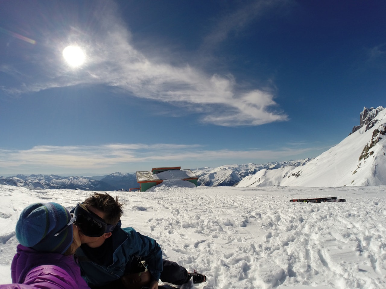 NYGIFT: Robert og Heidi Pallin Aaring la bryllupsreisen til Whistler og ei nedsnødd hytte i Tantalus Range i British Columbia i Canada. Sånt blir det romantisk skikjøring av! NYGIFT: Robert og Heidi Pallin Aaring la bryllupsreisen til Whistler og ei nedsnødd hytte i Tantalus Range i British Columbia i Canada. Sånt blir det romantisk skikjøring av!