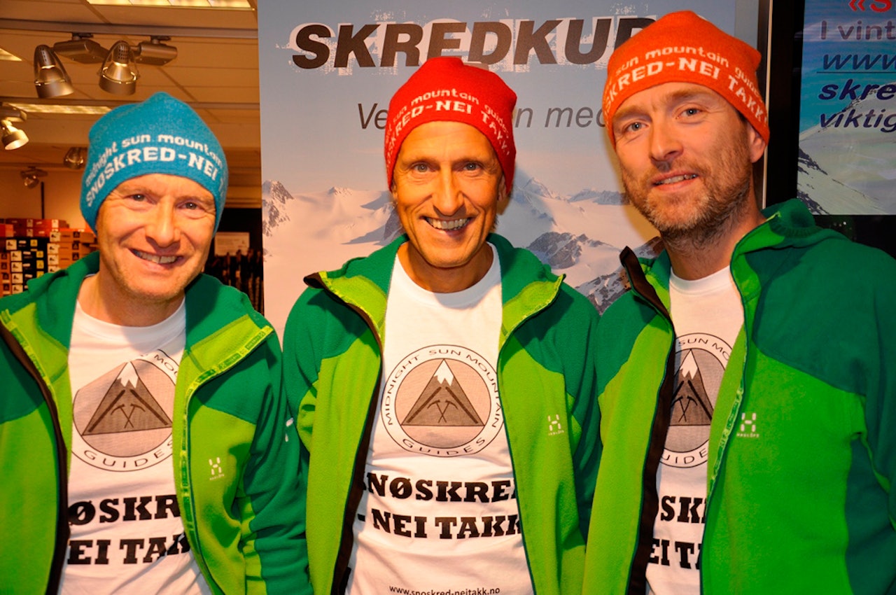 LUEKAMPANJE: Målet er at lua skal gjøre folk mer bevisste og holde seg unna snøskred, sier Espen Nordahl (i midten). Her sammen med kollegene Svein Mortensen (til venstre) og Torben Rognmo i Midnight Sun Mountain Guides.