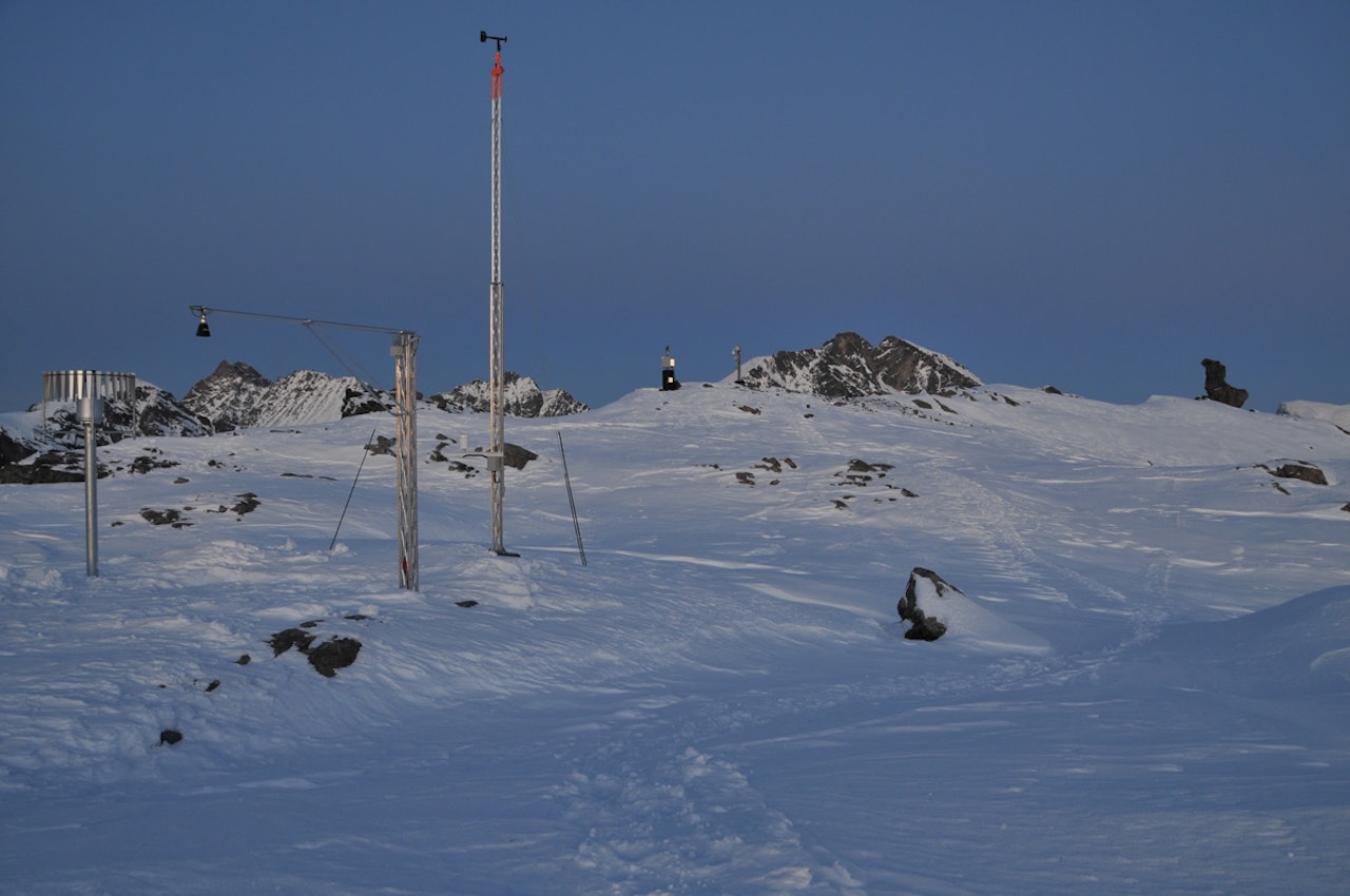 FRYKTER UHELL: NVE har plassert nokså mye måleinstrumenter og utstyr på Mannen i Romsdal, og nå håper de folk unngår ferdsel i området hvor utstyret er plassert, særlig eventuelle skikjørere som kommer for å gjenta bragden til Ola Hovdenak og Bård Smestad. Foto: NVE FRYKTER UHELL: NVE har plassert nokså mye måleinstrumenter og utstyr på Mannen i Romsdal, og nå håper de folk unngår ferdsel i området hvor utstyret er plassert, særlig eventuelle skikjørere som kommer for å gjenta bragden til Ola Hovdenak og Bård Smestad. Foto: NVE