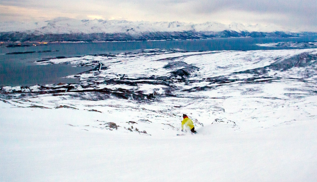 KVALØYA: Vindpåvirket men fin snø, og relativt liten skredfare på Kvaløya denne helga. Foto: Pål Jakobsen