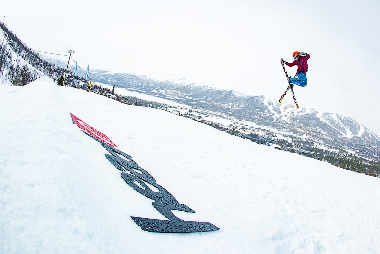 HEAD: Prosjektleder Brynjar Åmot viste frem gamle ferdigheter i konkurransen. Han kan selvsagt IKKE vinne skiene. Foto: Vegard Breie