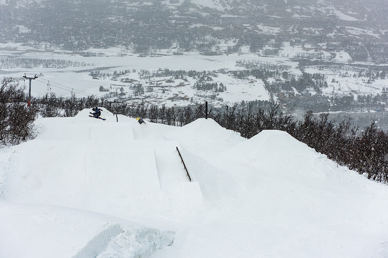 RYTMESEKSJON: Her tester Anders Backe deler av den øverste delen av årets Megapark – den såkalte rytmeseksjonen. Bilde: Vegard Breie RYTMESEKSJON: Her tester Anders Backe deler av den øverste delen av årets Megapark – den såkalte rytmeseksjonen. Bilde: Vegard Breie