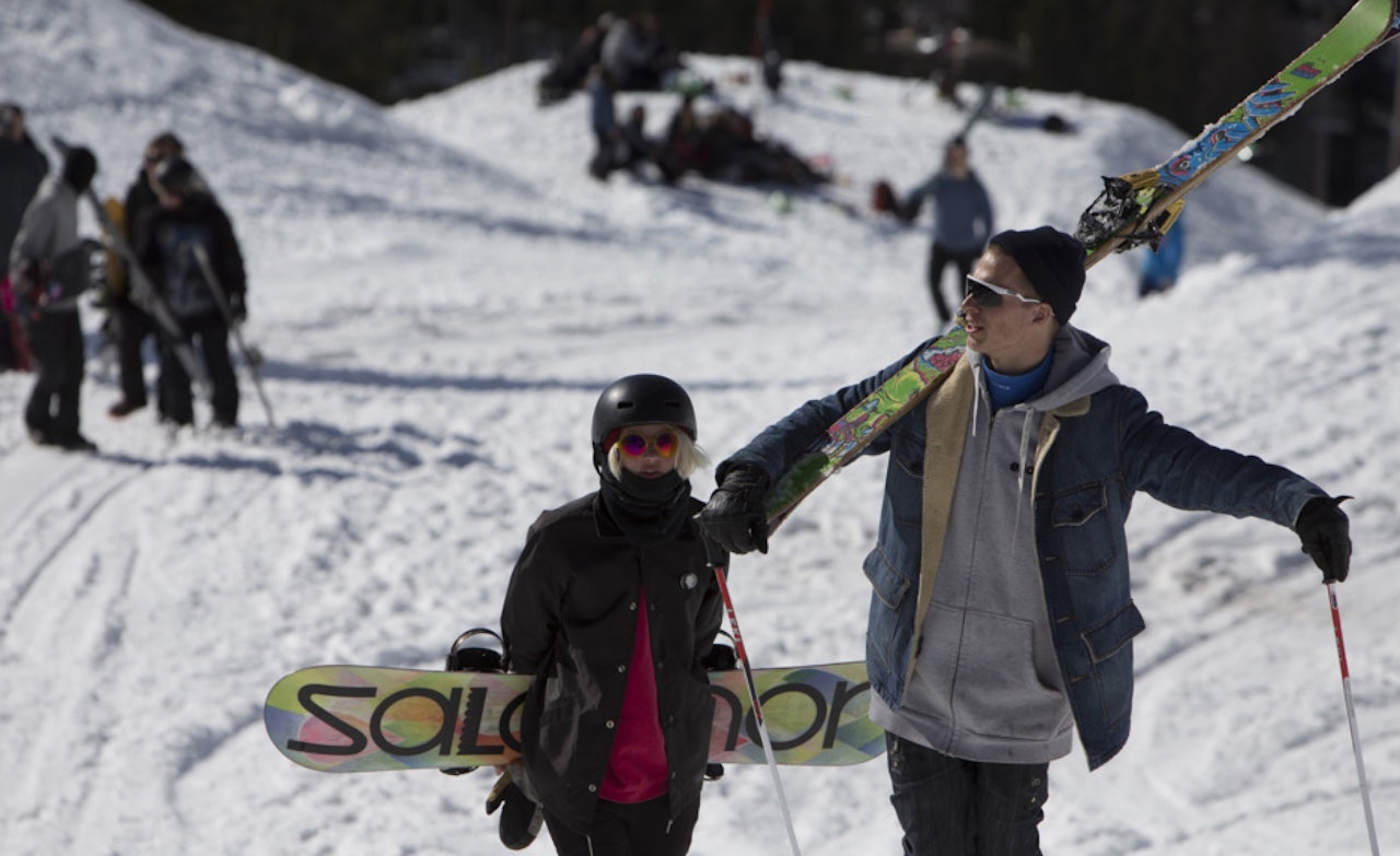 PLENTY SNØ, INGEN HEIS: Maria Hilde og Morten Eliassen tar beina fatt noen uker etter sesongslutt i Tryvann for noen vintre siden. Foto: Lars-Kristian Haugen PLENTY SNØ, INGEN HEIS: Maria Hilde og Morten Eliassen tar beina fatt noen uker etter sesongslutt i Tryvann for noen vintre siden. Foto: Lars-Kristian Haugen