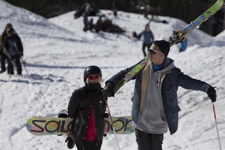 PLENTY SNØ, INGEN HEIS: Maria Hilde og Morten Eliassen tar beina fatt noen uker etter sesongslutt i Tryvann for noen vintre siden. Foto: Lars-Kristian Haugen PLENTY SNØ, INGEN HEIS: Maria Hilde og Morten Eliassen tar beina fatt noen uker etter sesongslutt i Tryvann for noen vintre siden. Foto: Lars-Kristian Haugen