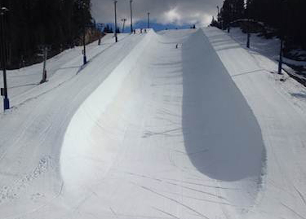 HOLDER KOKEN: Superpipen i Wyller er ikke tatt av våren, og du kan fortsatt kjøre gratis i Norges eneste superpipe. HOLDER KOKEN: Superpipen i Wyller er ikke tatt av våren, og du kan fortsatt kjøre gratis i Norges eneste superpipe.