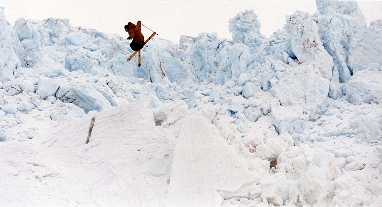 STIL: Christoffer Melhus har muligens verdensrekord i å gjøre tøff tailgrab på Svalbard. STIL: Christoffer Melhus har muligens verdensrekord i å gjøre tøff tailgrab på Svalbard.