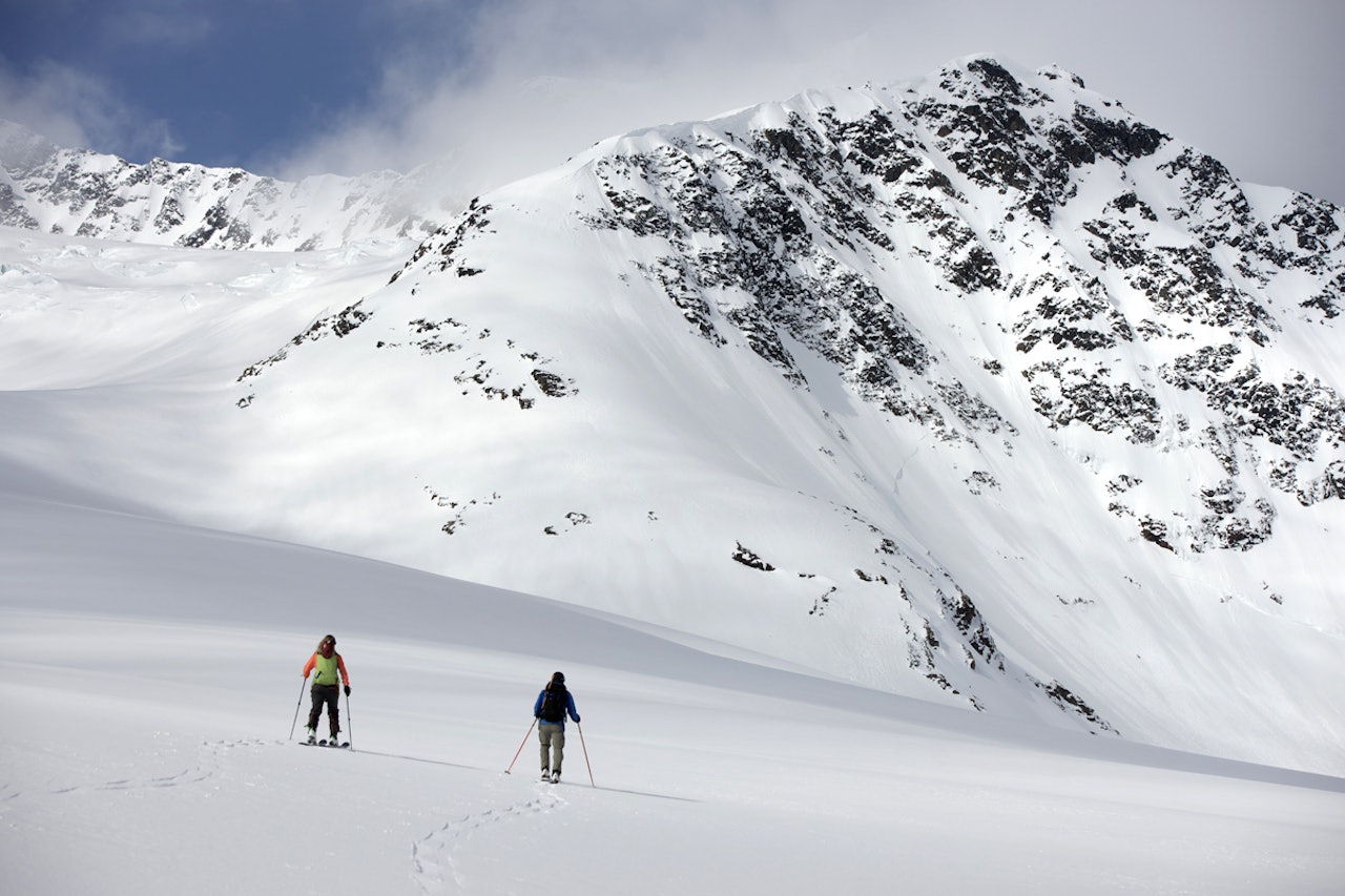 JA TIL HELIKOPTER HER: Lokalpolitikerne i Lyngen sier ja til heliskiing på eiendommen til Ola Giæver i Lyngen –mot rådmannens og ordførerens ønske, og med knapt flertall. Arkivfoto: Bård Basberg JA TIL HELIKOPTER HER: Lokalpolitikerne i Lyngen sier ja til heliskiing på eiendommen til Ola Giæver i Lyngen –mot rådmannens og ordførerens ønske, og med knapt flertall. Arkivfoto: Bård Basberg