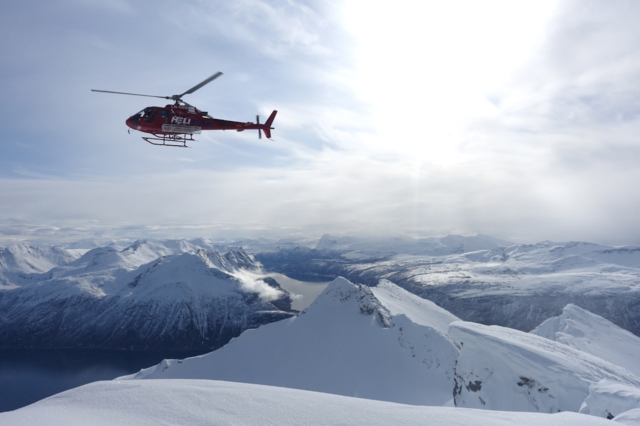 NESTEN PERFEKT: Ikke et vindpust, sol fra blå himmel, nydelig skiføre og helikoptre satte sitt preg på Andørja i Troms denne helgen Foto: Tore Meirik
